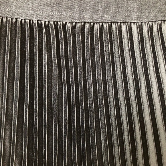 H&M Black Midi Length Pleated Skirt - Picture 3 of 6